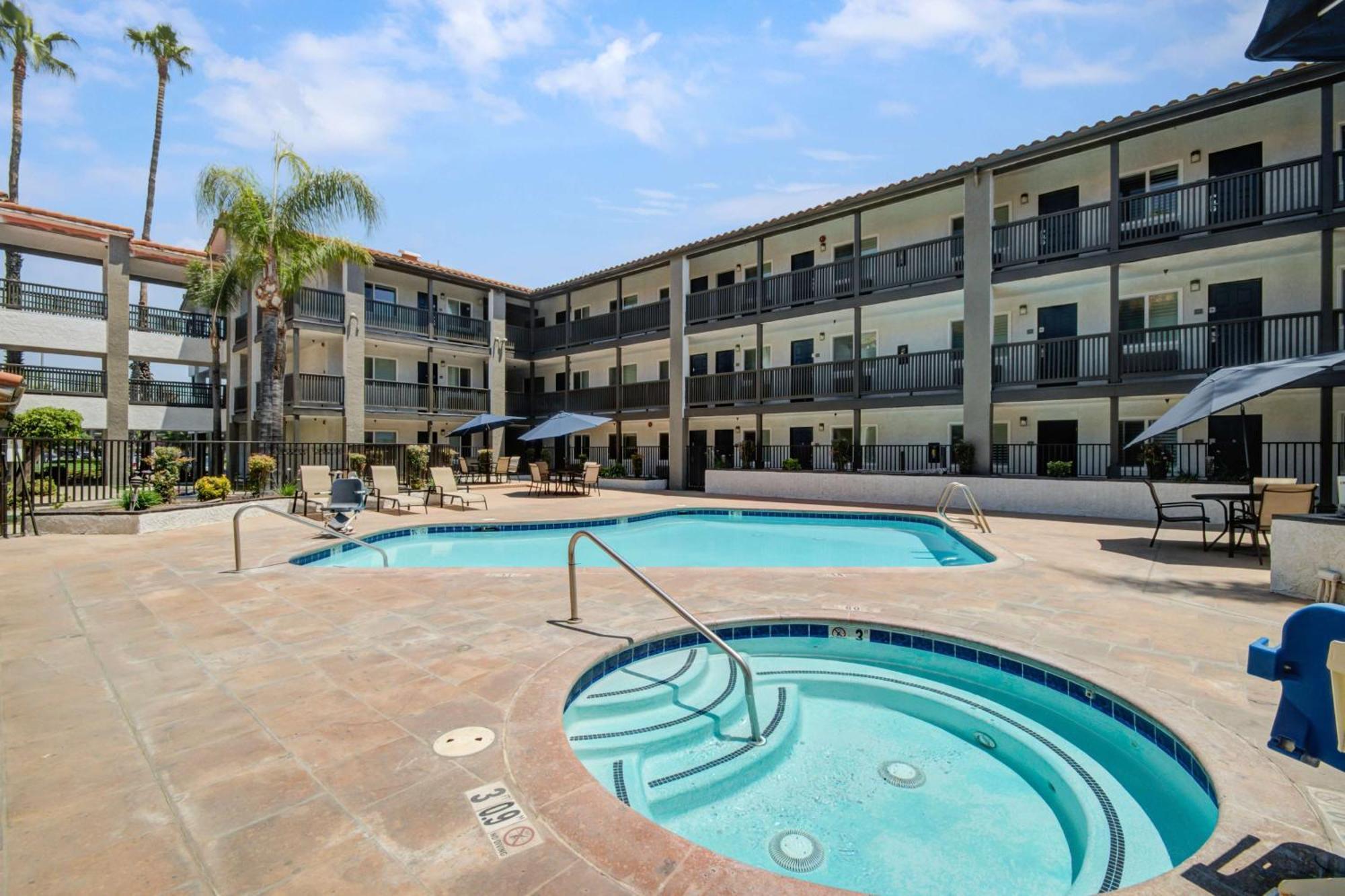 Hotel 6 Ca Convention Center Airport