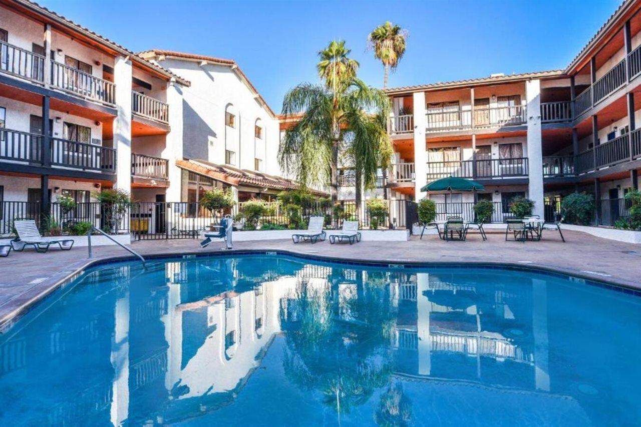 6-ontario, Ca - Convention Center - Airport Hotel 3*