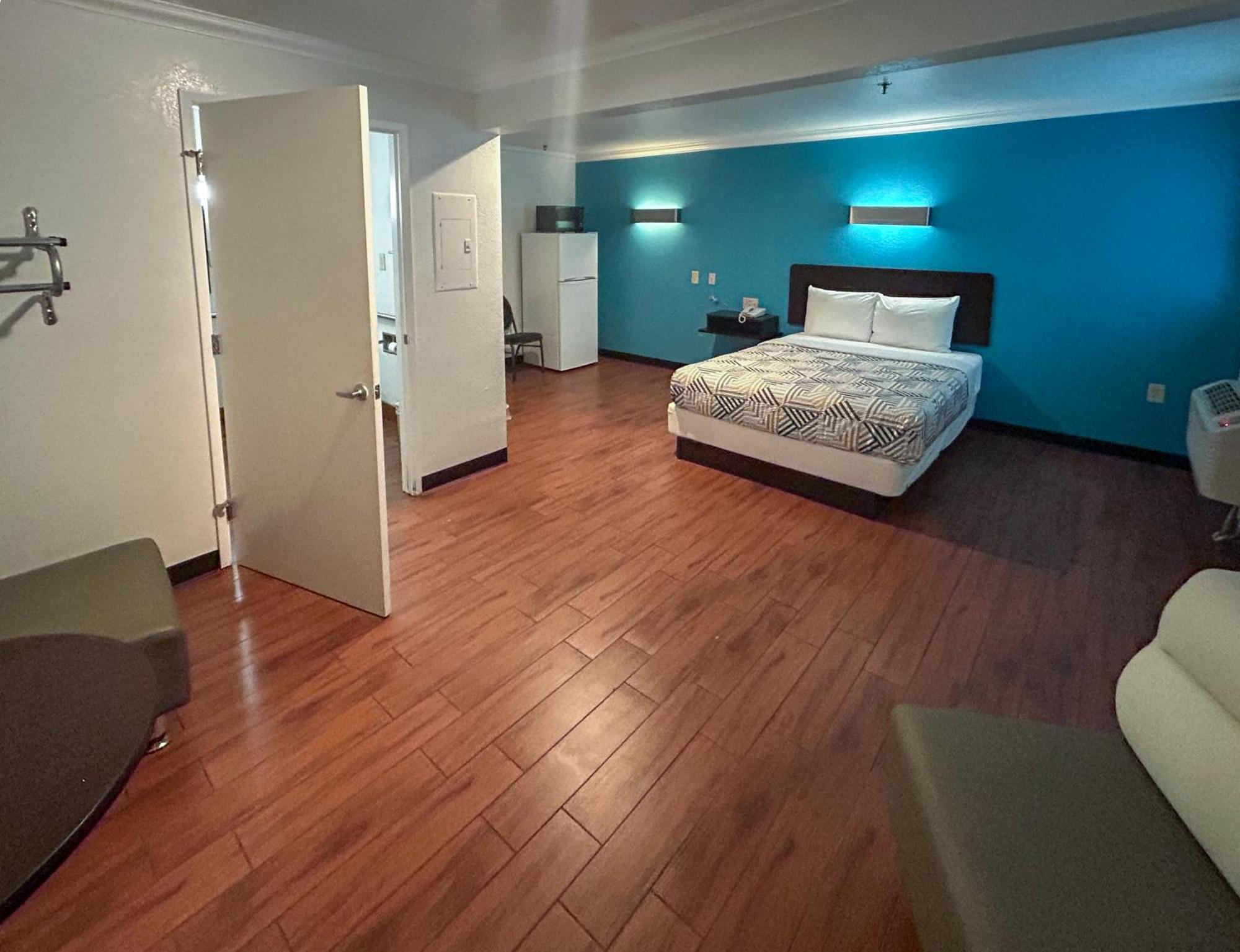 6-ontario, Ca - Convention Center - Airport Hotel 3*