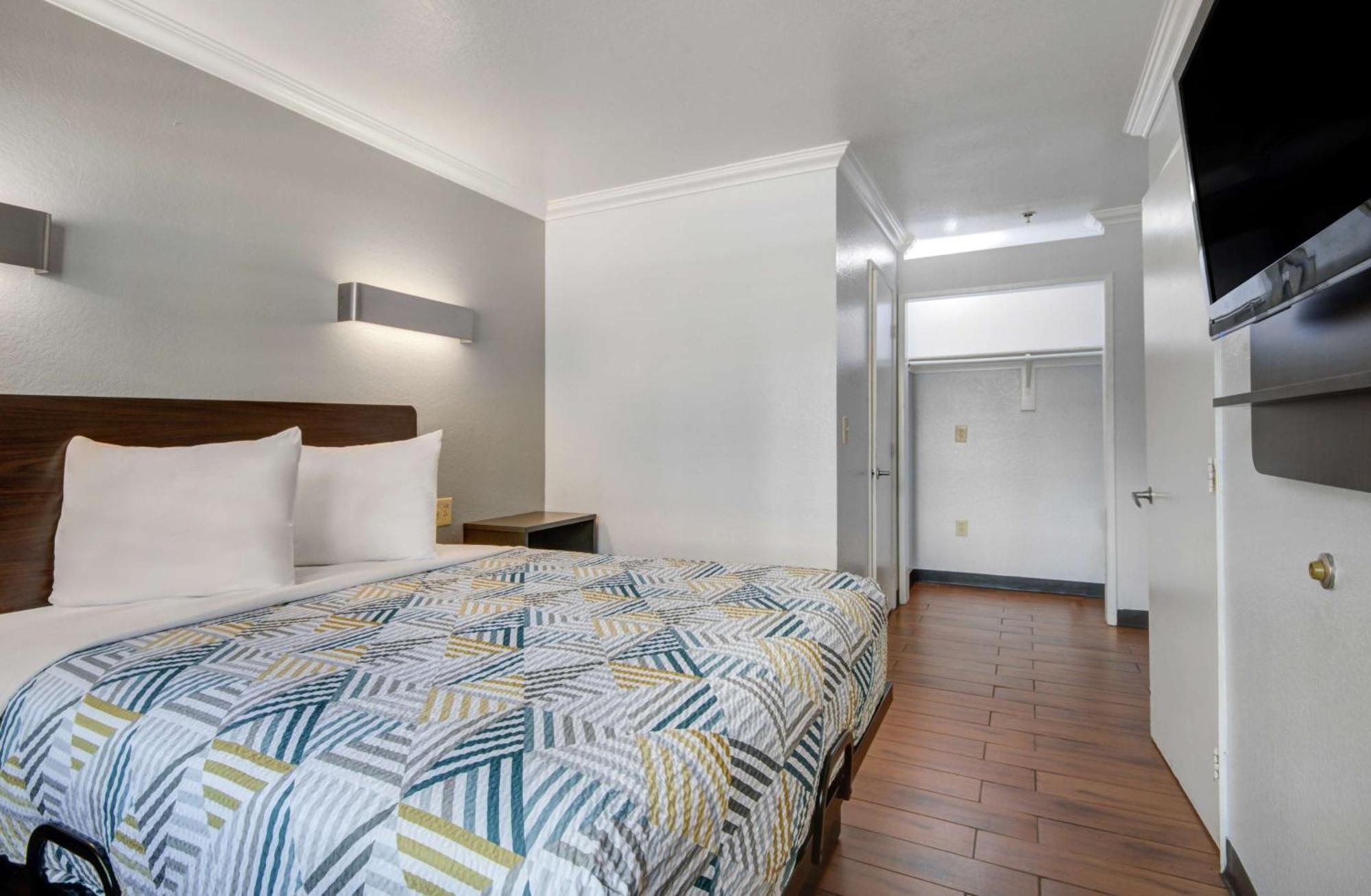Hotel 6-ontario, Ca - Convention Center - Airport 3*