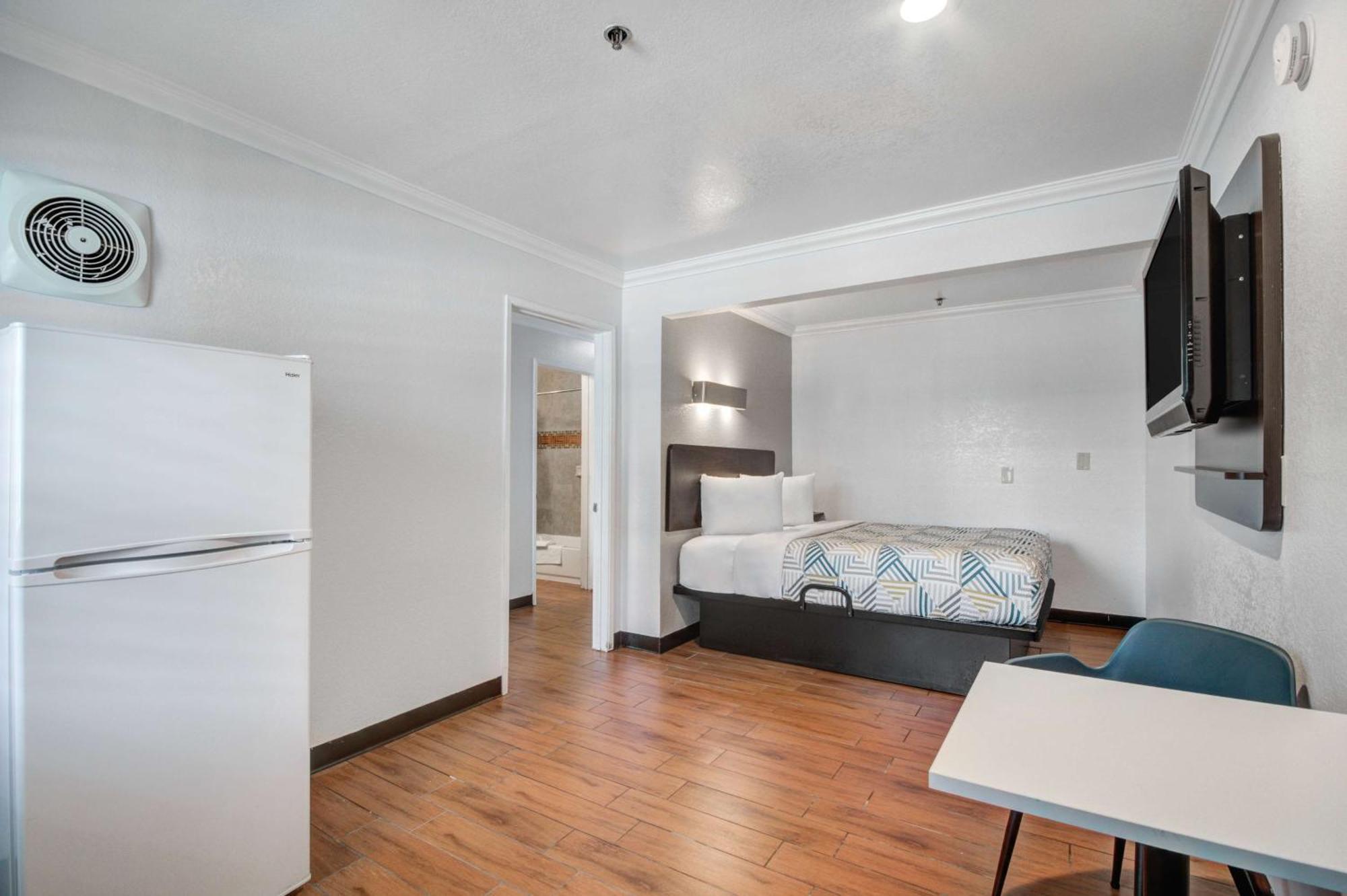 6-ontario, Ca - Convention Center - Airport Hotel 3*